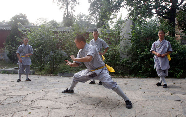 Des moines Shaolin Kung Fu s'exercent dans une cour, qui n'avait jamais été ouvert auparavant au public, au temple Shaolin de Dengfeng, la province du Henan, le 15 septembre 2013 .