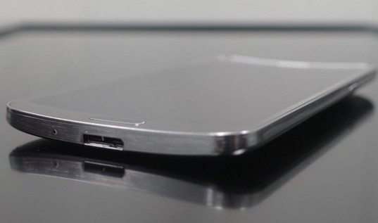 Samsung annonce le Galaxy Round, le premier téléphone portable à écran incurvé (5)