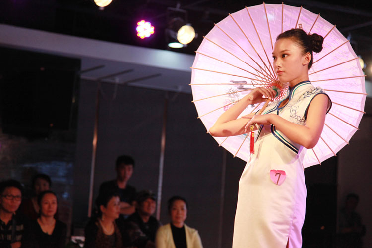 Des mannequins fans de la Qipao à Nanjing, le 12 octobre 2013. [Photo/Xinhua]