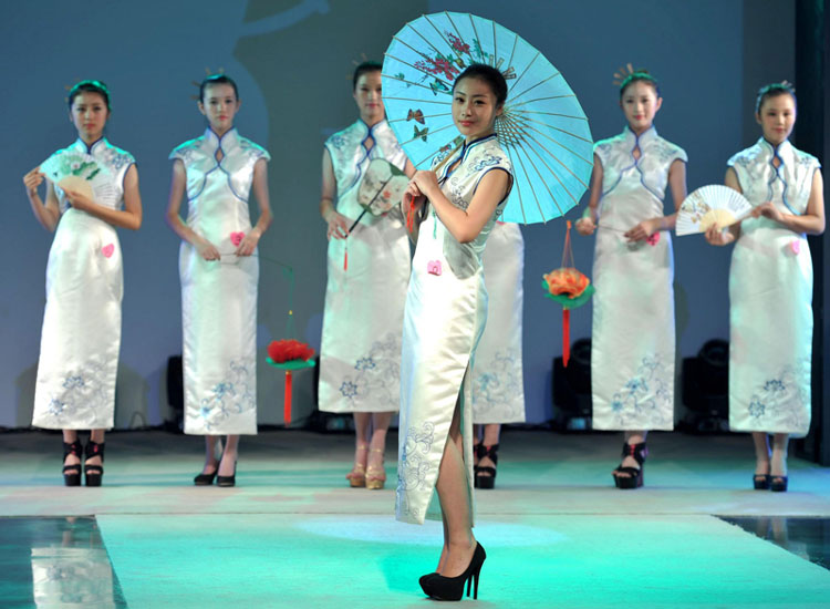 Des mannequins fans de la Qipao à Nanjing, le 12 octobre 2013. [Photo/Xinhua]