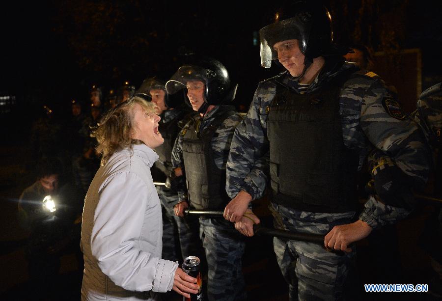 Résumé: Emeutes xénophobes à Moscou : plus de 380 arrestations