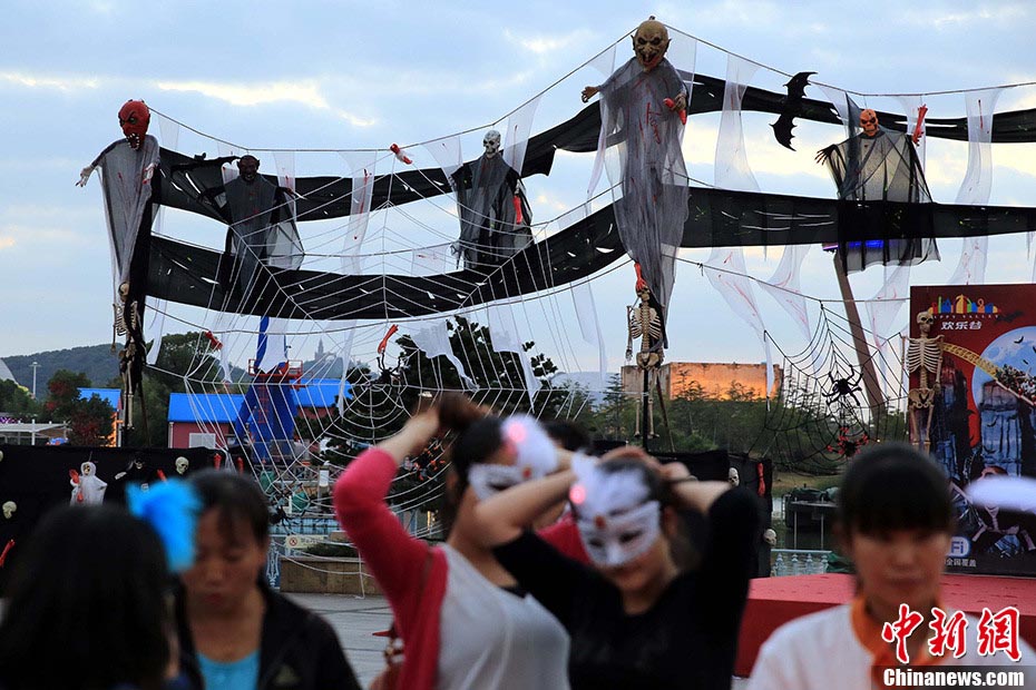 Les visiteurs se joignent au carnaval. Photo Pan Suofei