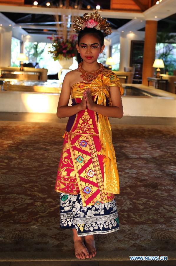 Photo prise le 5 octobre 2013 montrant une réceptionniste à Bali, en Indonésie.