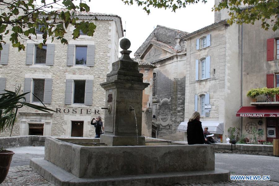 Photo prise le 12 octobre 2013 montrant une rue de la village de Gordes. Gordes est classé parmi les plus beaux villages de France grâce à son patrimoine riche et varié.