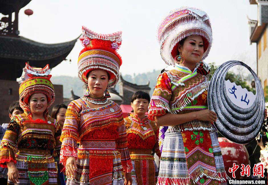 Les femmes de l'ethnie Miao aux coiffes d'argent (7)
