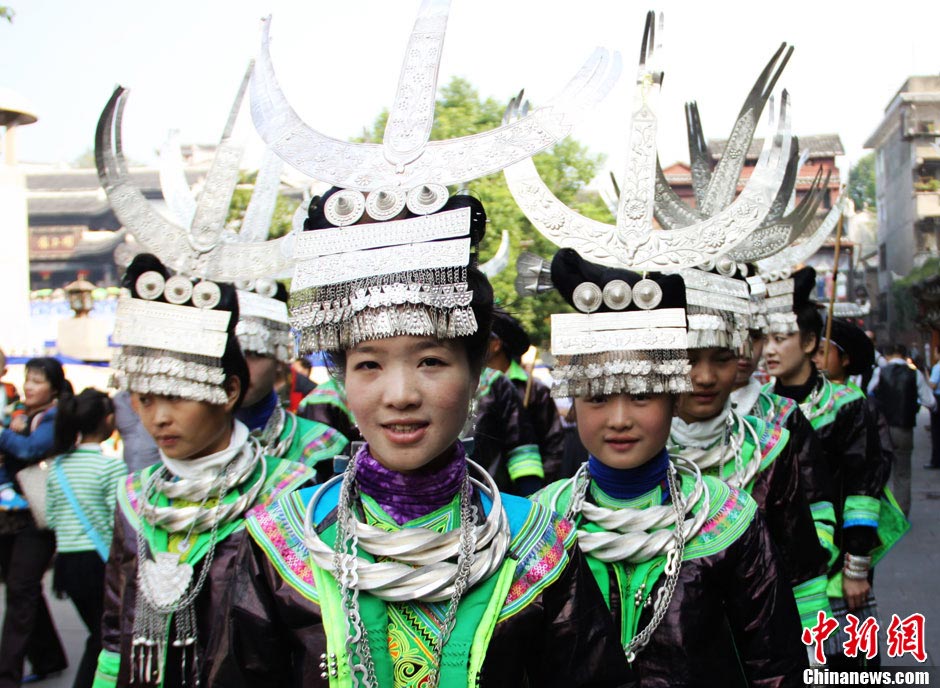 Les femmes de l'ethnie Miao aux coiffes d'argent (5)