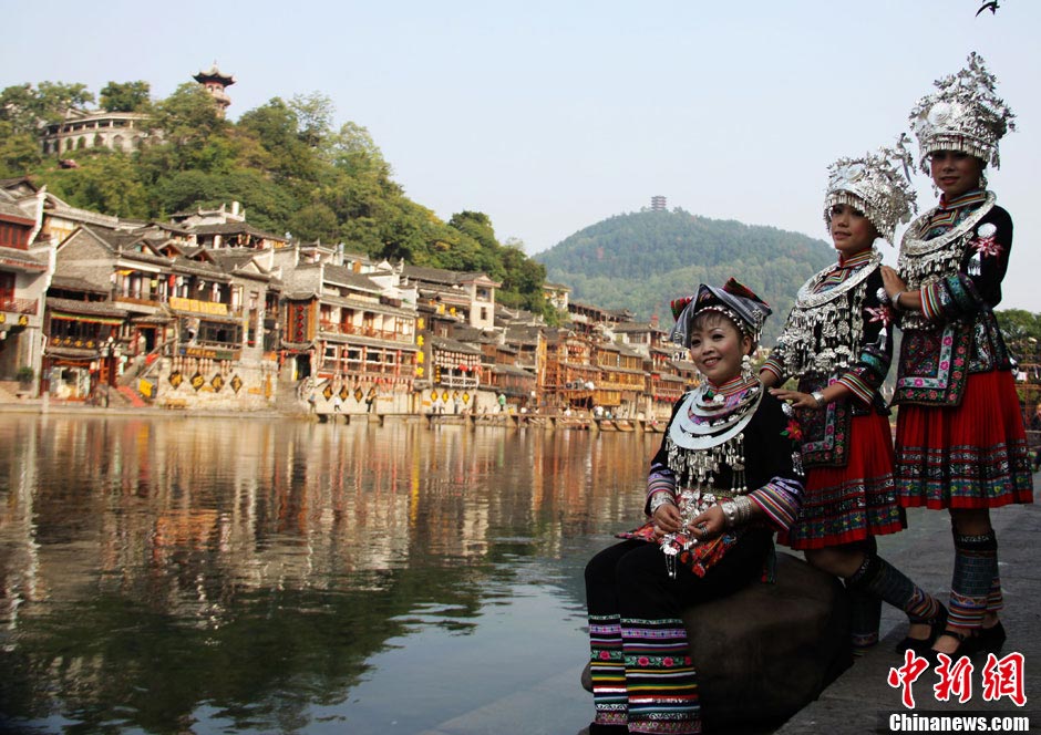 Les femmes de l'ethnie Miao aux coiffes d'argent (4)