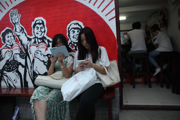 Plusieurs femmes jouent avec leurs cellulaires dans la capitale, le 30 août 2013.