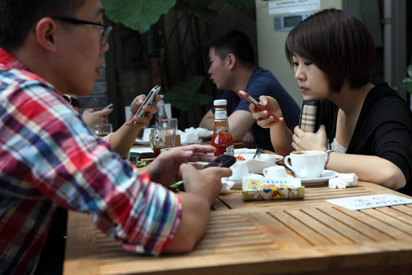 Le téléphone portable est utilisé à table pendant le dîner, le 1er septembre 2013.