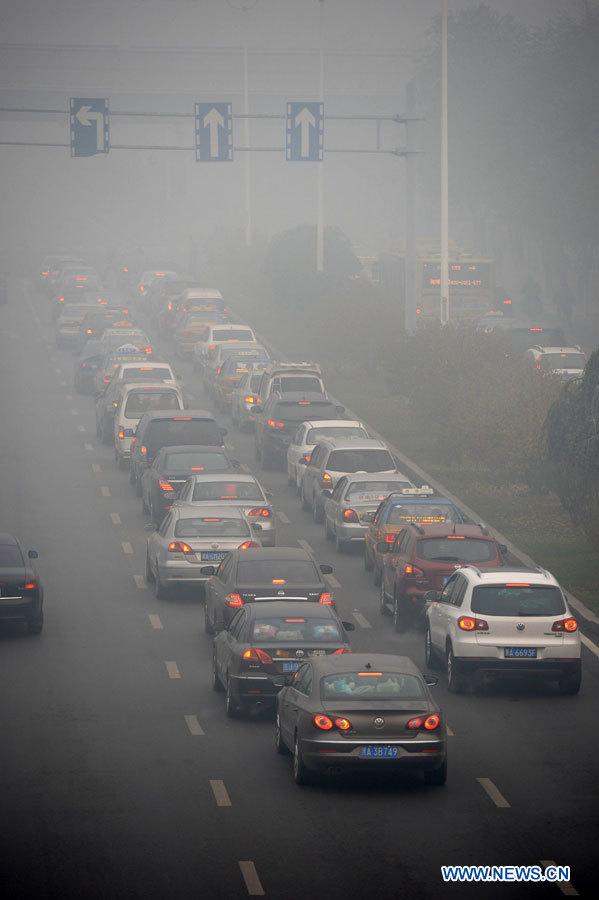 Chine : un épais smog entraîne la fermeture des écoles et des autoroutes à Harbin (2)