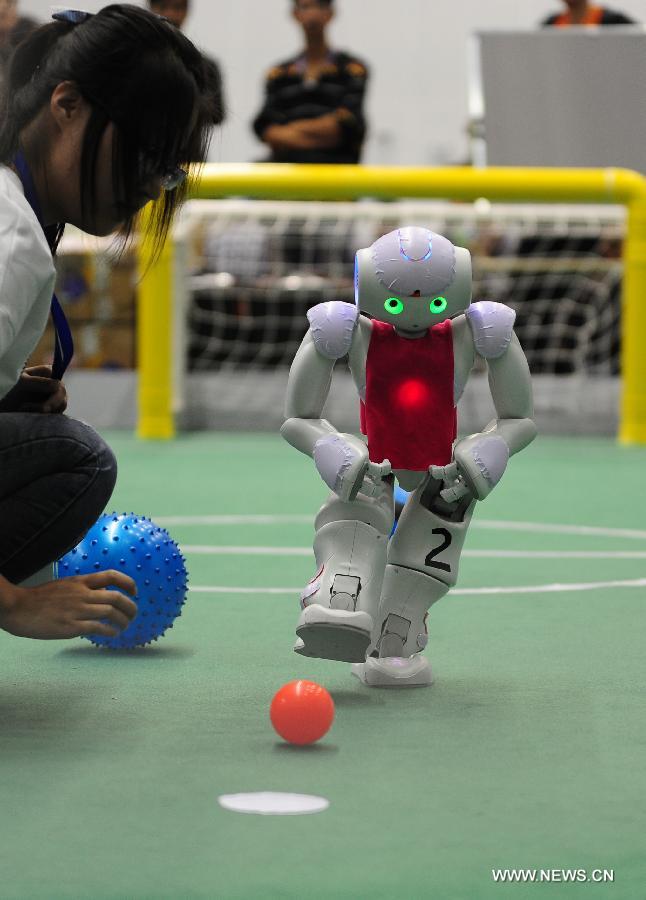 Des Robots en plein match, à l'occasion de la compétition 2013 des robots chinois et de la China Robocup, dans la province de Hefei, à Anhui, le 19 octobre 2013. [Photo/Xinhua]