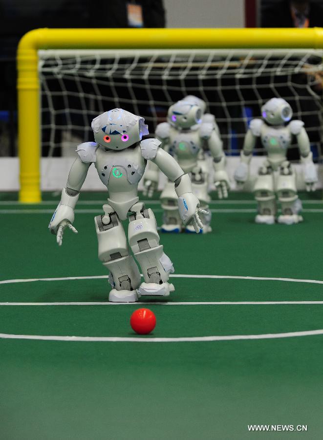 Des robots prennent part à un match de football, lors de la compétition 2013 des robots chinois et de la China Robocup, dans la province de Hefei, à Anhui, le 19 octobre 2013. [Photo/Xinhua]