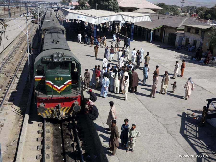 Pakistan: une explosion frappe un train, faisant cinq morts et 15 blessés 