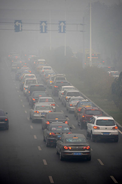 Le smog provoque la fermeture d'écoles et de routes dans le Nord de la Chine (2)