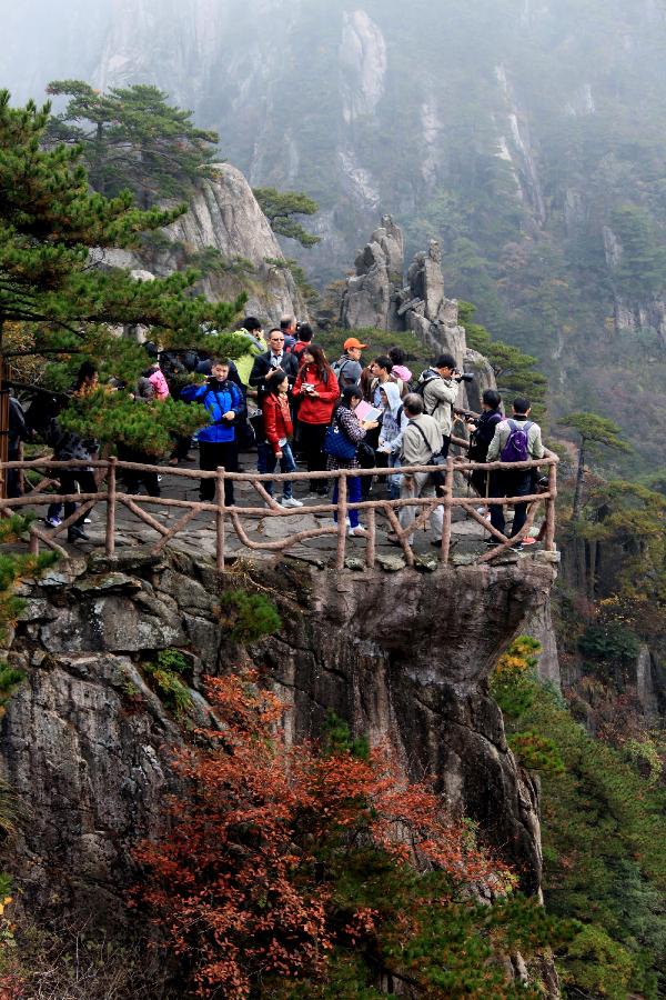 Le 20 octobre 2013, plusieurs touristes profitent des magnifiques paysages d'automne du mont Huangshan, dans la province chinoise de l'Anhui. (Photo/Xinhua)