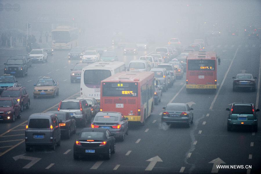 Un épais smog persiste dans le nord-est de la Chine (2)