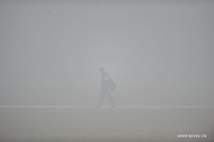 Un épais smog persiste dans le nord-est de la Chine (3)