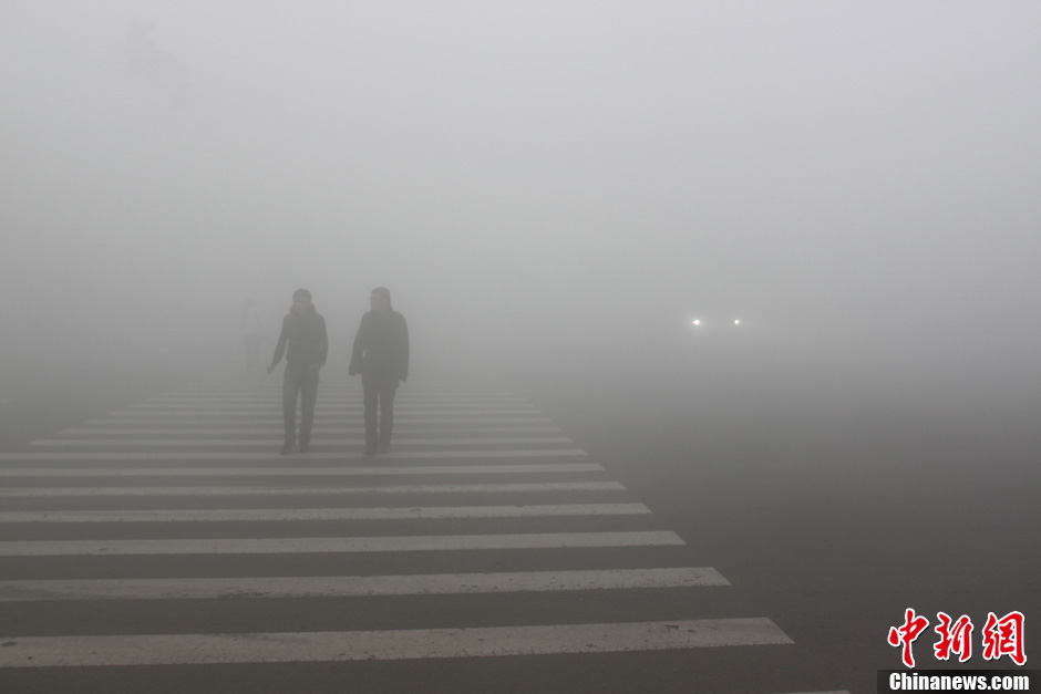 Pollution : un épais smog paralyse la ville de Harbin en Chine (6)