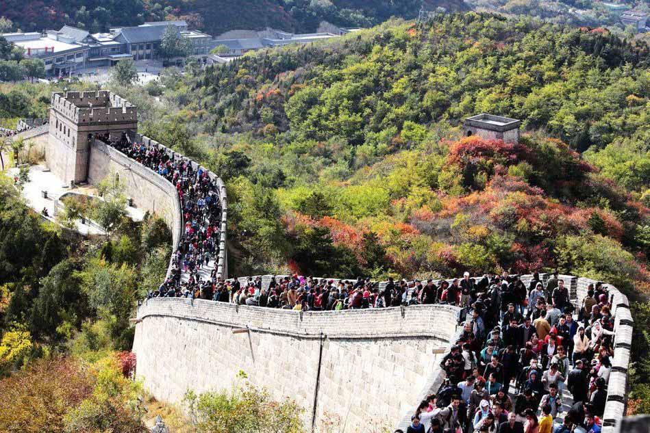 Beijing : feuilles rouges et Muraille… noire de monde  