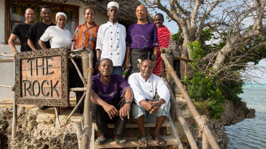 Afrique de l'est : un homme construit un restaurant sur les rochers (5)