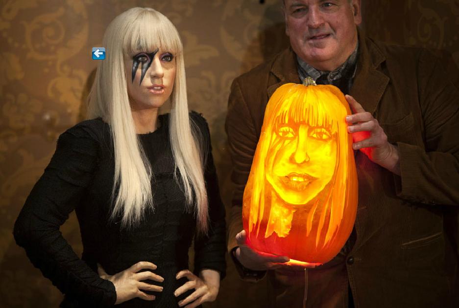 L'artiste Hugh McMahon présente une citrouille qu'il a sculptée à l'effigie de la chanteuse Lady Gaga, pour le musée Madame Tussauds à New York, le 22 octobre 2013. 