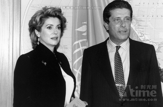 En 1994, Catherine Deneuve et Federico Mayor Zaragoza, directeur général de l'UNESCO d'alors. Elle a été nommée Ambassadrice de bonne volonté de l'organisation. 