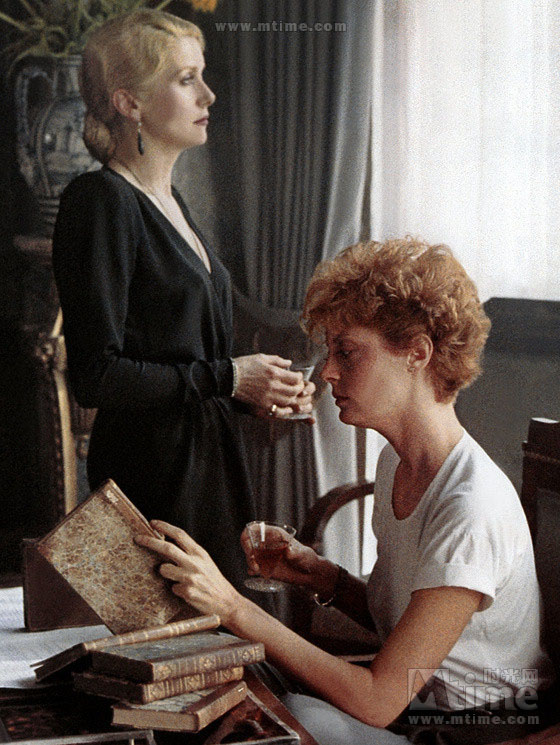 Dans les années 1980, Catherine Deneuve s'est rapprochée des cinéastes hollywoodiens. En 1983, elle a figuré dans le casting du film 'The Hunger' de Tony Scott. Voici Catherine Deneuve et Susan Sarandon dans le film.