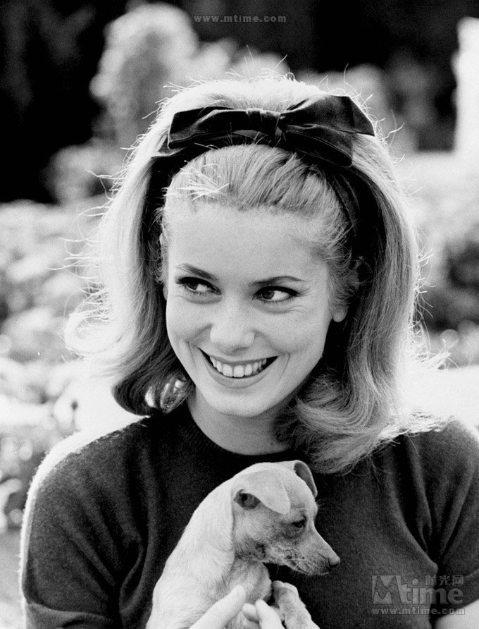 Le 22 octobre 1943, Catherine Deneuve est née dans une famille de comédiens. 