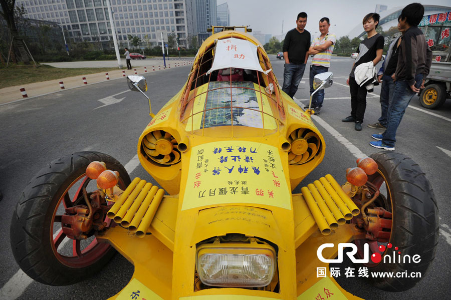 Il traverse la Chine au volant de sa « voiture-avion » (5)