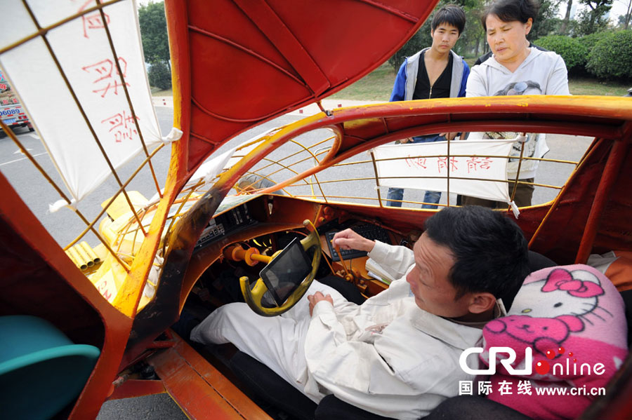 Il traverse la Chine au volant de sa « voiture-avion » (6)