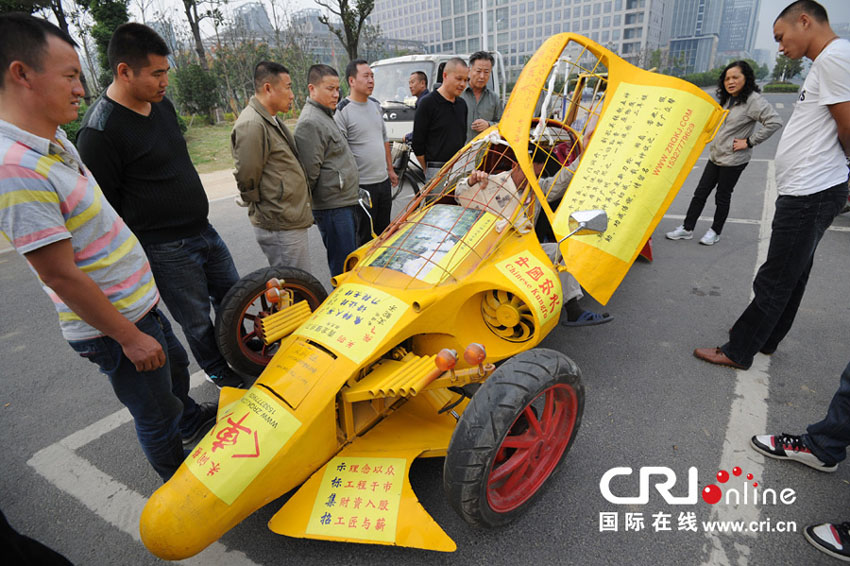 Il traverse la Chine au volant de sa « voiture-avion » (2)