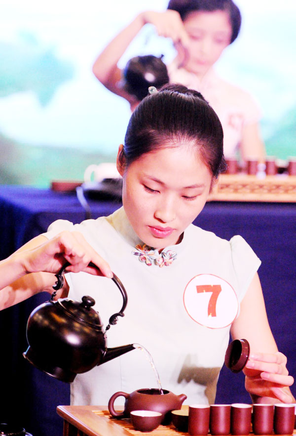 Une compétitrice fait montre de ses talents lors du 2e concours national d'adresse de dégustation du thé à Wuyi, dans la Province du Zhejiang, le 22 octobre 2013. 169 personnes ont participé à cette compétition de 2 jours. [Photo / Xinhua] 
