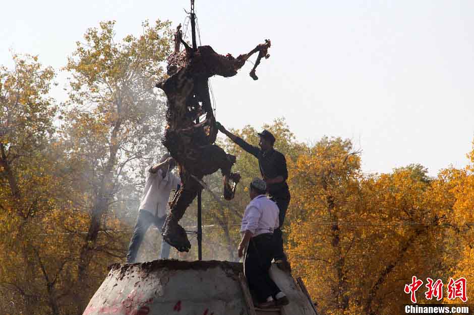 Un chameau rôti dans une fête au Xinjiang (2)