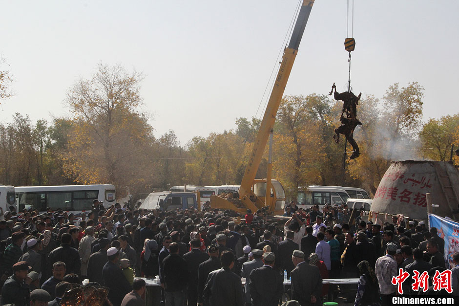 Un chameau rôti dans une fête au Xinjiang