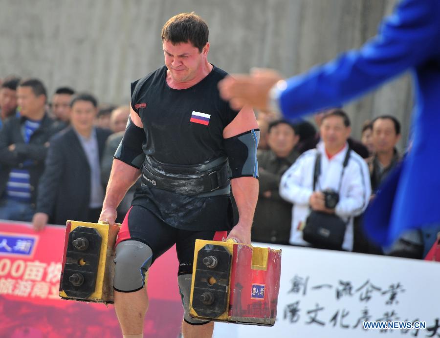 Le 23 octobre 2013, le Russe Aleksandr Mantserov en plein tournoi lors du China Hercules Open 2013 qui s'est tenu à Xiangyang dans la province du Hubei. (Photo : Xinhua/Xiao Yijiu)