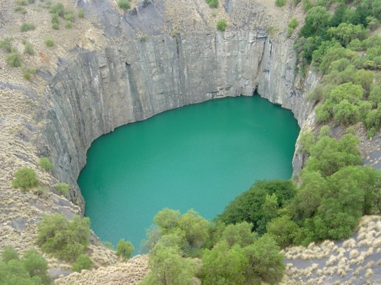 Le Big Hole de Kimberley, le plus grand puit jamais creusé par l'homme, en Afrique du sud.