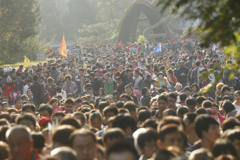 Les visiteurs se pressent dans le Parc des Collines Parfumées à Beijing samedi 26 octobre, un des meilleurs moments pour profiter de la chute des feuilles.
