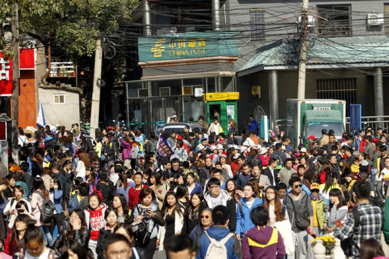 Plus de 103 000 personnes ont visité le Parc des Collines Parfumées pour apprécier le feuillage d'automne à Beijing le 26 octobre, provoquant de sérieux embouteillages à proximité du site tout au long de la journée et une ambiance chaotique et surpeuplée.