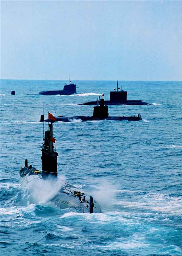 Le premier sous-marin à propulsion nucléaire de la marine chinoise et des sous-marins conventionnels à l’exercice à Qingdao, dans la Province du Shandong en Chine de l'Est, le 27 octobre 2013.