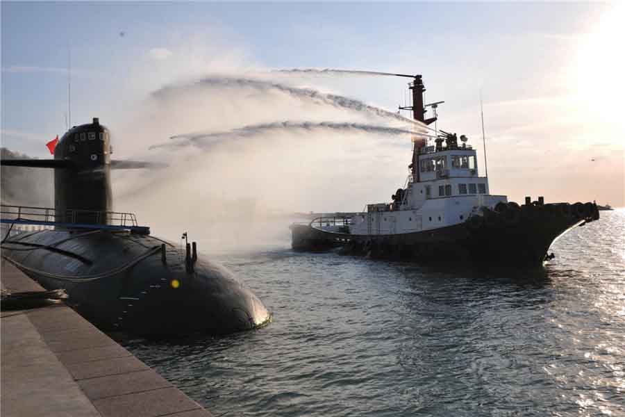 Des marins de la première force de sous-marins à propulsion nucléaire de la marine chinoise procèdent à un exercice à Qingdao, dans la Province du Shandong, en Chine de l'Est, le 27 octobre 2013.