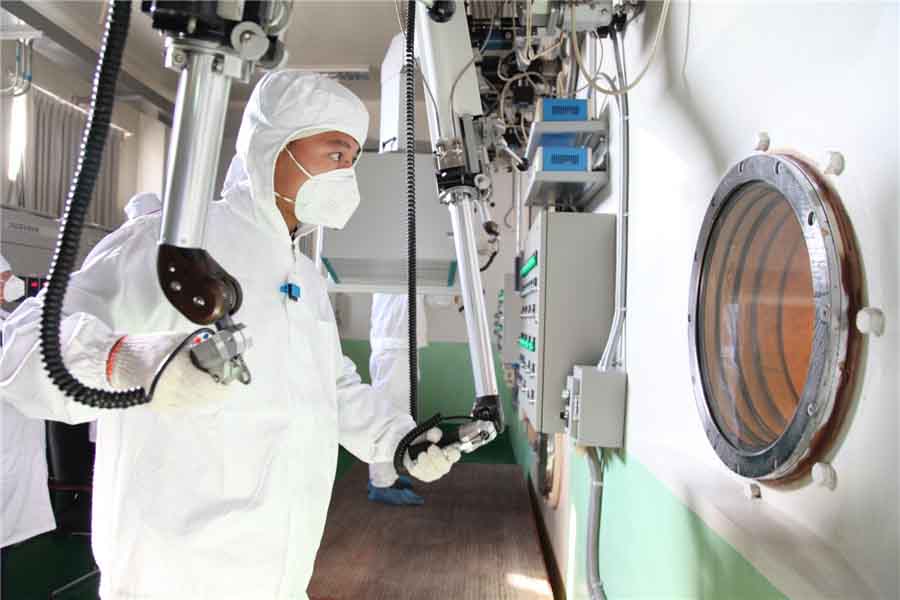 Des marins de la première force de sous-marins à propulsion nucléaire de la marine chinoise se débarrassent de déchets nucléaires à Qingdao, dans la Province du Shandong, en Chine de l'Est, le 27 octobre 2013.