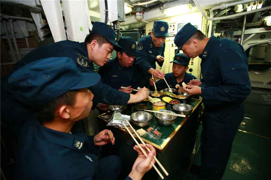 Des marins de la première force de sous-marins à propulsion nucléaire de la marine chinoise prennent leur repas à Qingdao, dans la Province du Shandong, en Chine de l'Est, le 27 octobre 2013.