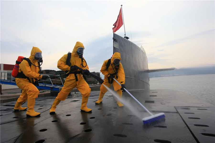 Des marins de la première force de sous-marins à propulsion nucléaire de la marine chinoise lors d’un exercice de décontamination des déchets nucléaires à Qingdao, dans la Province du Shandong, en Chine de l'Est, le 27 octobre 2013. 