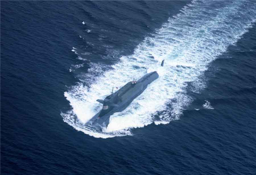 Le premier sous-marin à propulsion nucléaire de la marine chinoise se prépare à plonger au large de Qingdao, dans la Province du Shandong, en Chine de l'Est, le 27 octobre 2013.