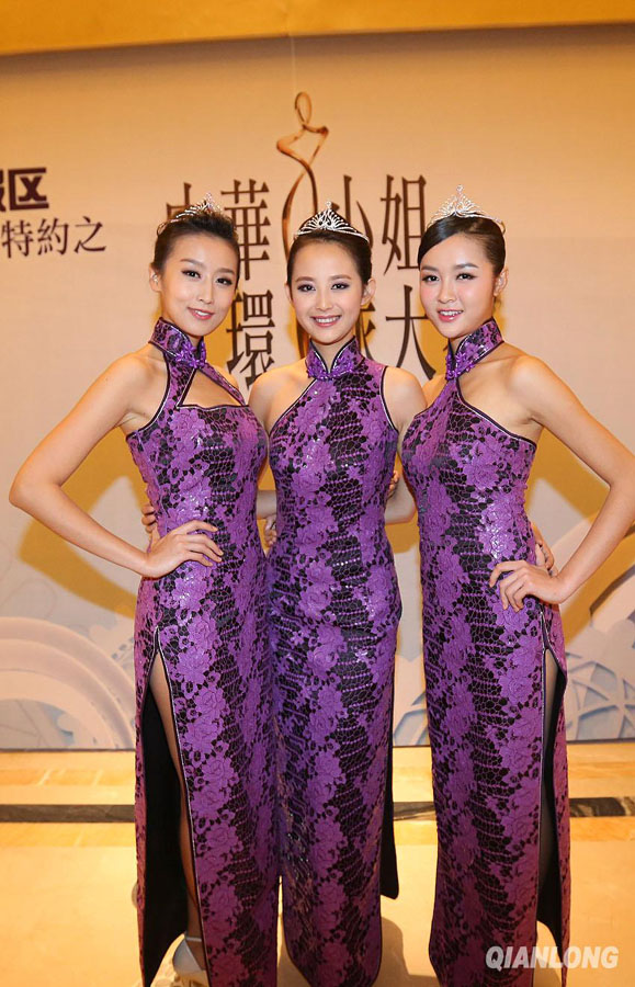Miss Chinoise Cosmos 2013 Wang Jinyao (au milieu) et ses deux dauphines  Mou Guanhong (à gauche) et Zeng Yue (à droite).