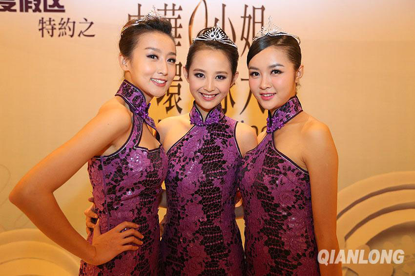 Miss Chinoise Cosmos 2013 Wang Jinyao (au milieu) et ses deux dauphines  Mou Guanhong (à gauche) et Zeng Yue (à droite).