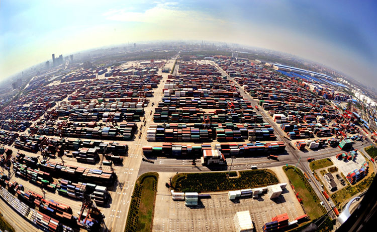 Une image, prise le 29 octobre à bord d'un hélicoptère de patrouille, d'un quai de conteneurs du port de Waigaoqiao de la ZLE de Shanghai. (Photo/Xinhua/Fan Jun)