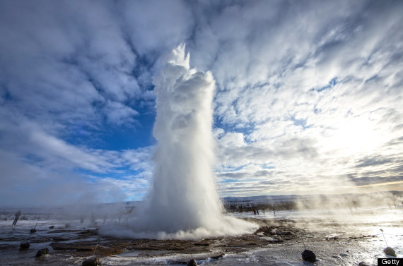 Strokkur, un geyser de la région volcanique située près de la rivière Hvítá en Islande.