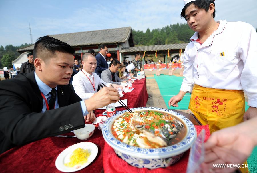 Un membre du jury goûte le plat d'un candidat, lors d'un concours de cuisine organisé le 30 octobre dans le district de Wan'an, la province chinoise du Jiangxi. (Photo/Xinhua/Zhou Ke)