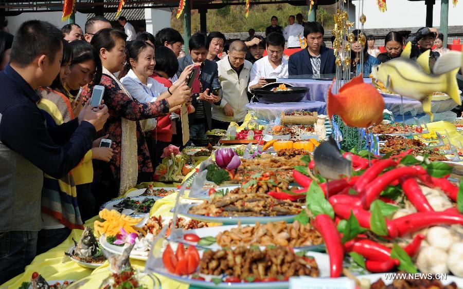 Test des plats à base de poissons concoctés par plusieurs candidats, lors d'un concours de cuisine organisé le 30 octobre dans le district de Wan'an, la province chinoise du Jiangxi. (Photo/Xinhua/Zhou Ke)